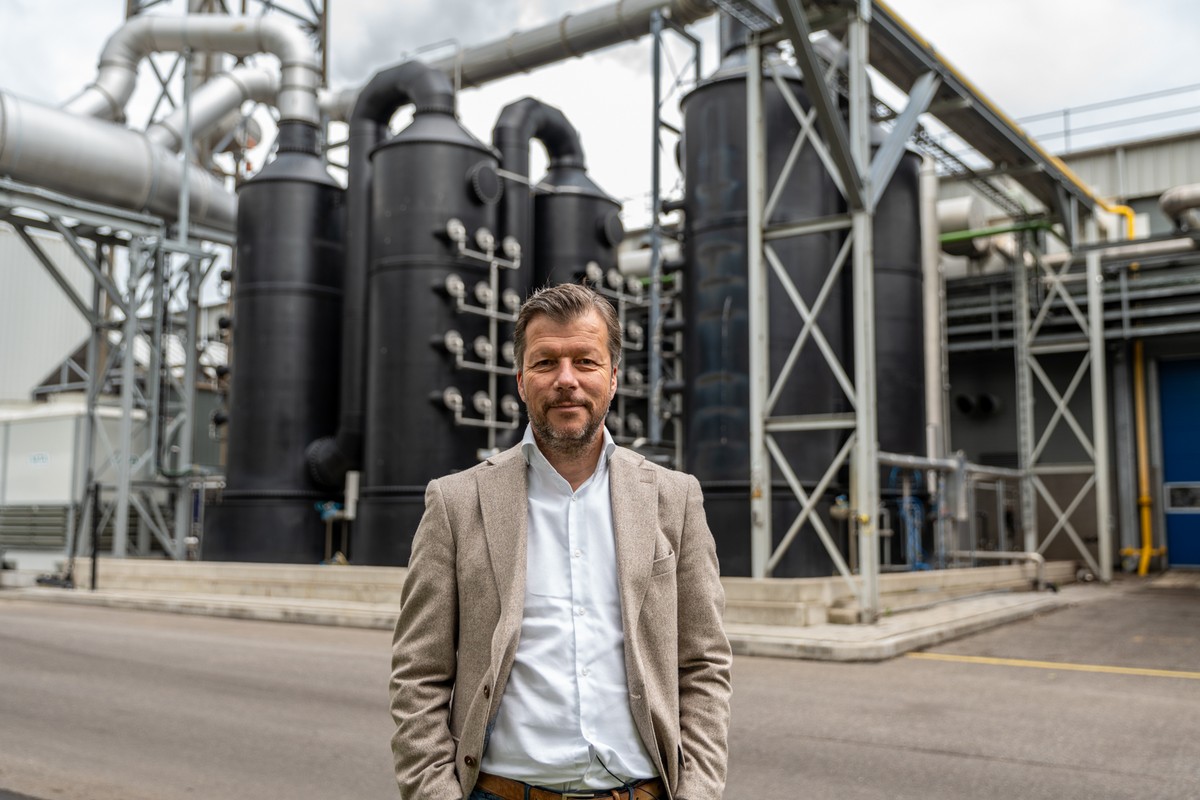 Portret bij industriële procesinstallaties van Noblesse Proteins in Wijster, met geavanceerde technische infrastructuur op de achtergrond.