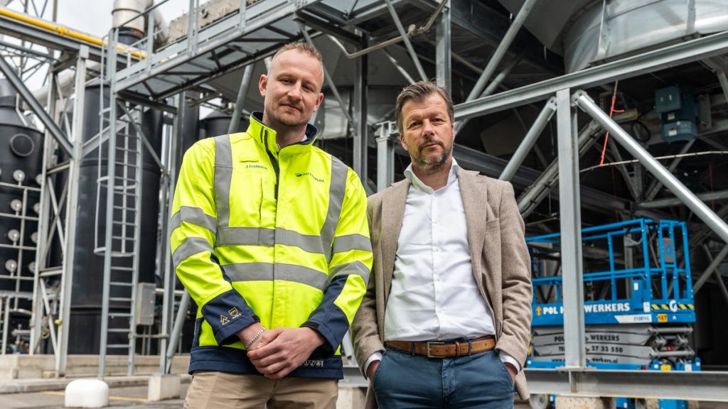 Medewerkers van Actemium en Noblesse Proteins poseren voor een industriële verwerkingsinstallatie op de productielocatie in Wijster.