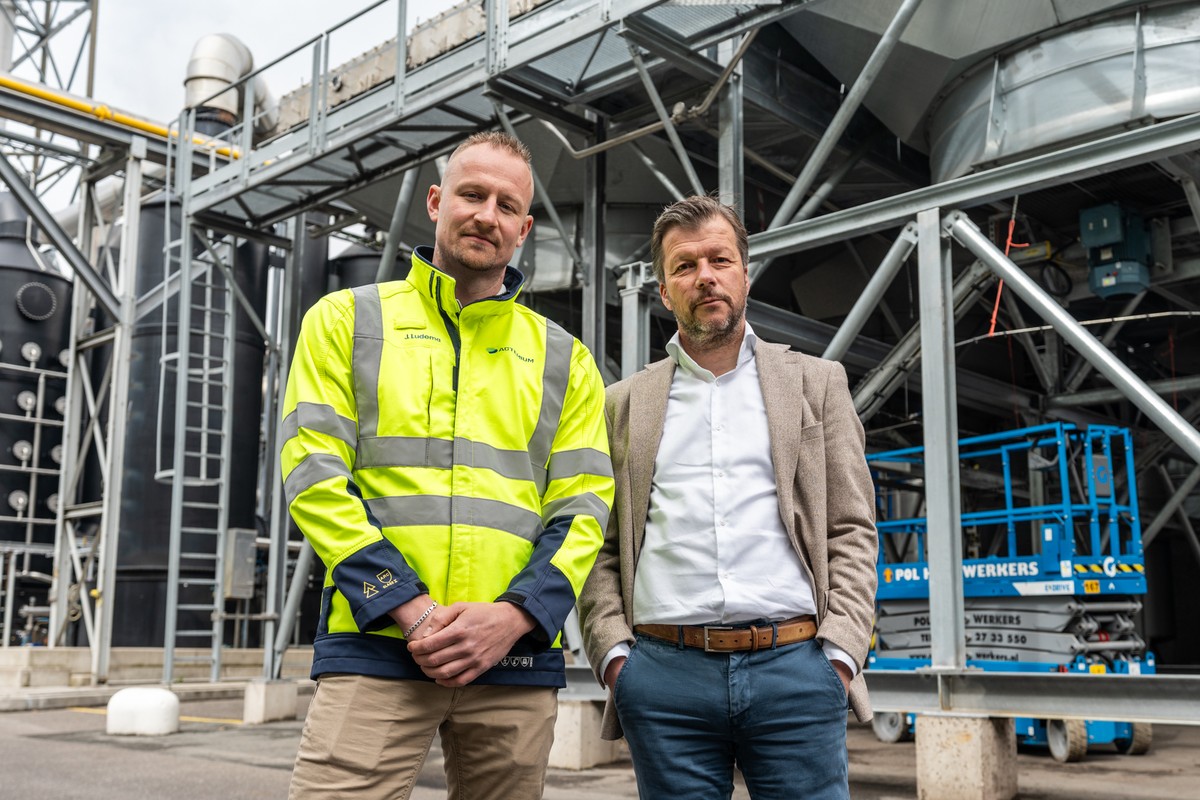 Medewerkers van Actemium en Noblesse Proteins poseren voor een industriële verwerkingsinstallatie op de productielocatie in Wijster.