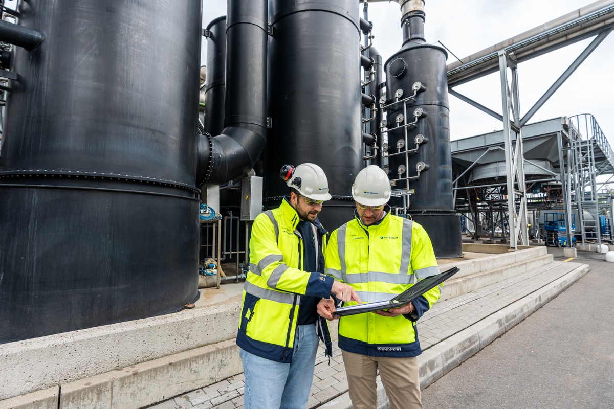 Actemium werknemers inspecteren industriële installatie bij Noblesse Proteins in Wijster.