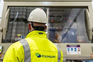 Actemium technicus in veiligheidskleding en helm inspecteert een industriële doseerinstallatie bij Noblesse Proteins in Wijster.