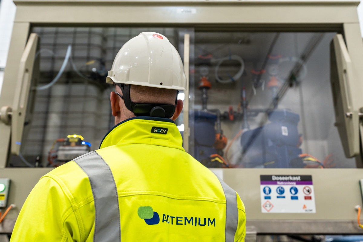 Actemium technicus in veiligheidskleding en helm inspecteert een industriële doseerinstallatie bij Noblesse Proteins in Wijster.