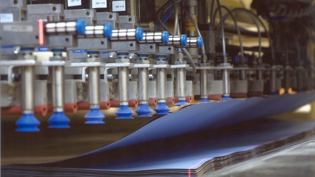Geautomatiseerde productielijn bij Trespa in Weert met vacuümgrijpers die panelen verwerken.