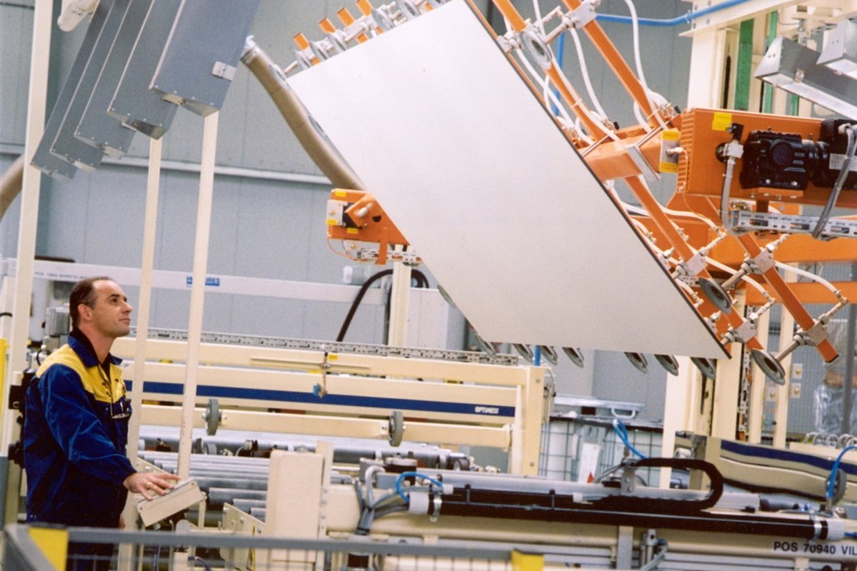 Productiemedewerker bedient geautomatiseerde installatie voor paneelverwerking bij Trespa.