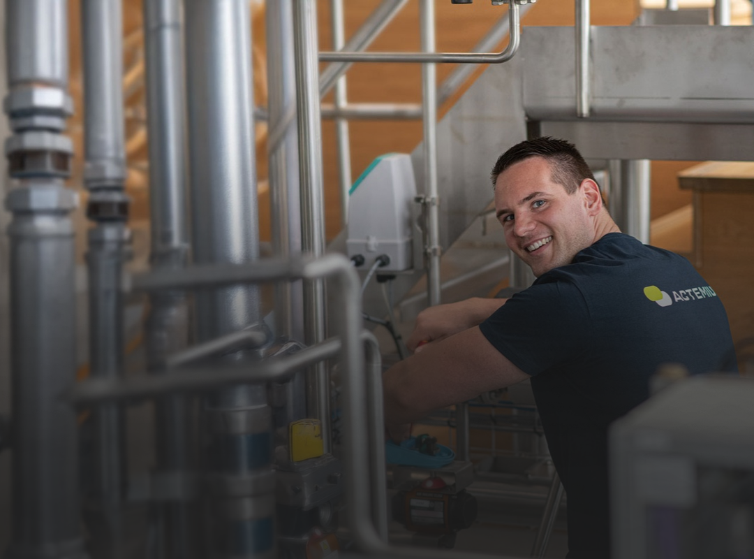 Monteur voert onderhoud en inspectie uit aan een industriële machine-installatie.
