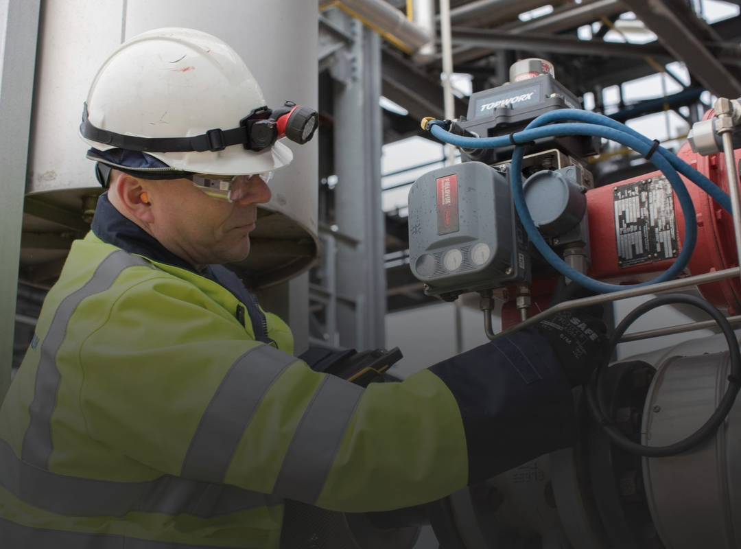 Technicus voert inspectie en controle uit aan een industriële procesinstallatie.