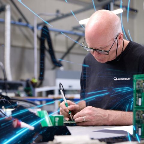 Medewerker soldeert PCB Actemium in Nederland, locatie Uden