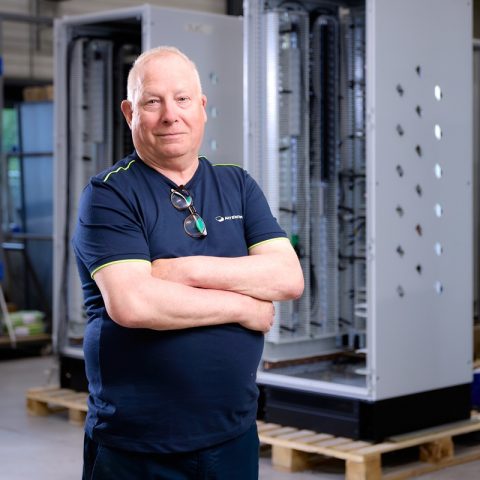 Medewerker Met Paneelkasten Actemium In Nederland Locatie Schijndel