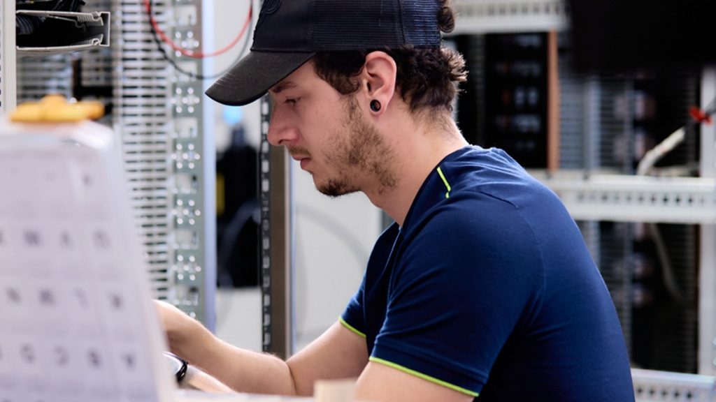 Medewerker Werkt Aan Machine Assemblage Actemium In Nederland, Locatie Schijndel