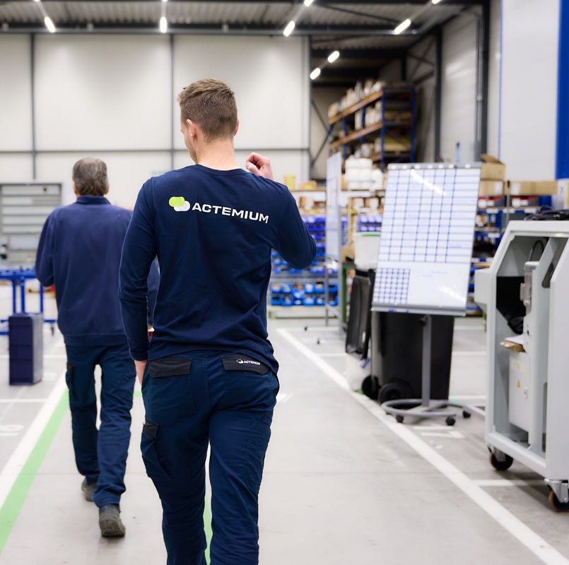Medewerkers lopen door productie Actemium in Nederland locatie Schijndel
