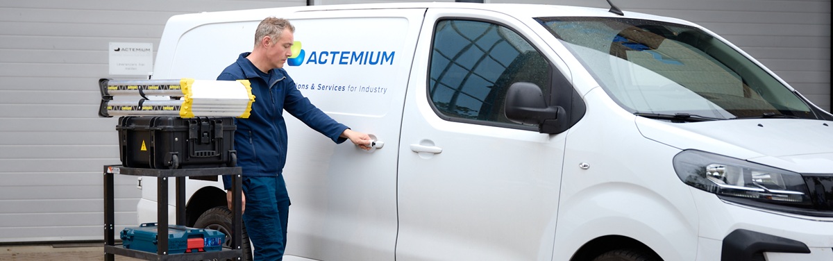 Site Support Medewerker Met Bus Actemiun In Nederland Locatie Schijndel