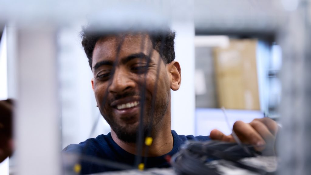 Lachende Medewerker Machine Assemblage Actemium In Nederland, Locatie Schijndel