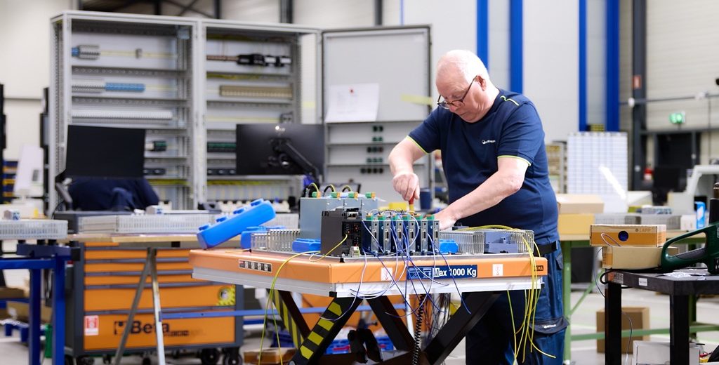 Medewerker bouwt paneel Actemium in Nederland, locatie Schijndel