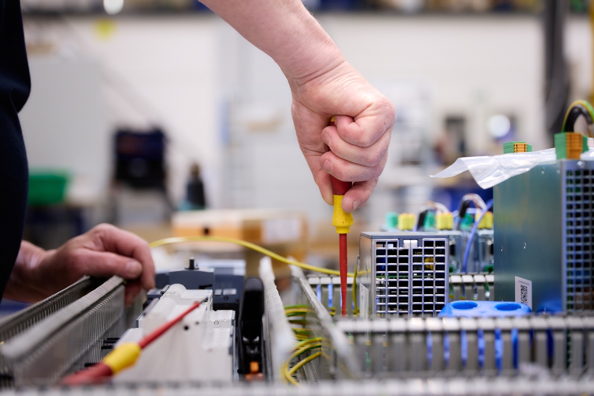 Medewerker Schroeft Paneel Actemium In Nederland Locatie Schijndel