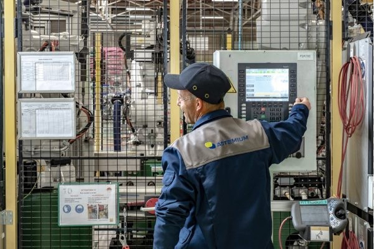 Expert bedient een industriële machine-installatie en controleert veiligheidsfuncties binnen een afgeschermde productieomgeving, gericht op het waarborgen van machineveiligheid en compliance door Actemium in Nederland.