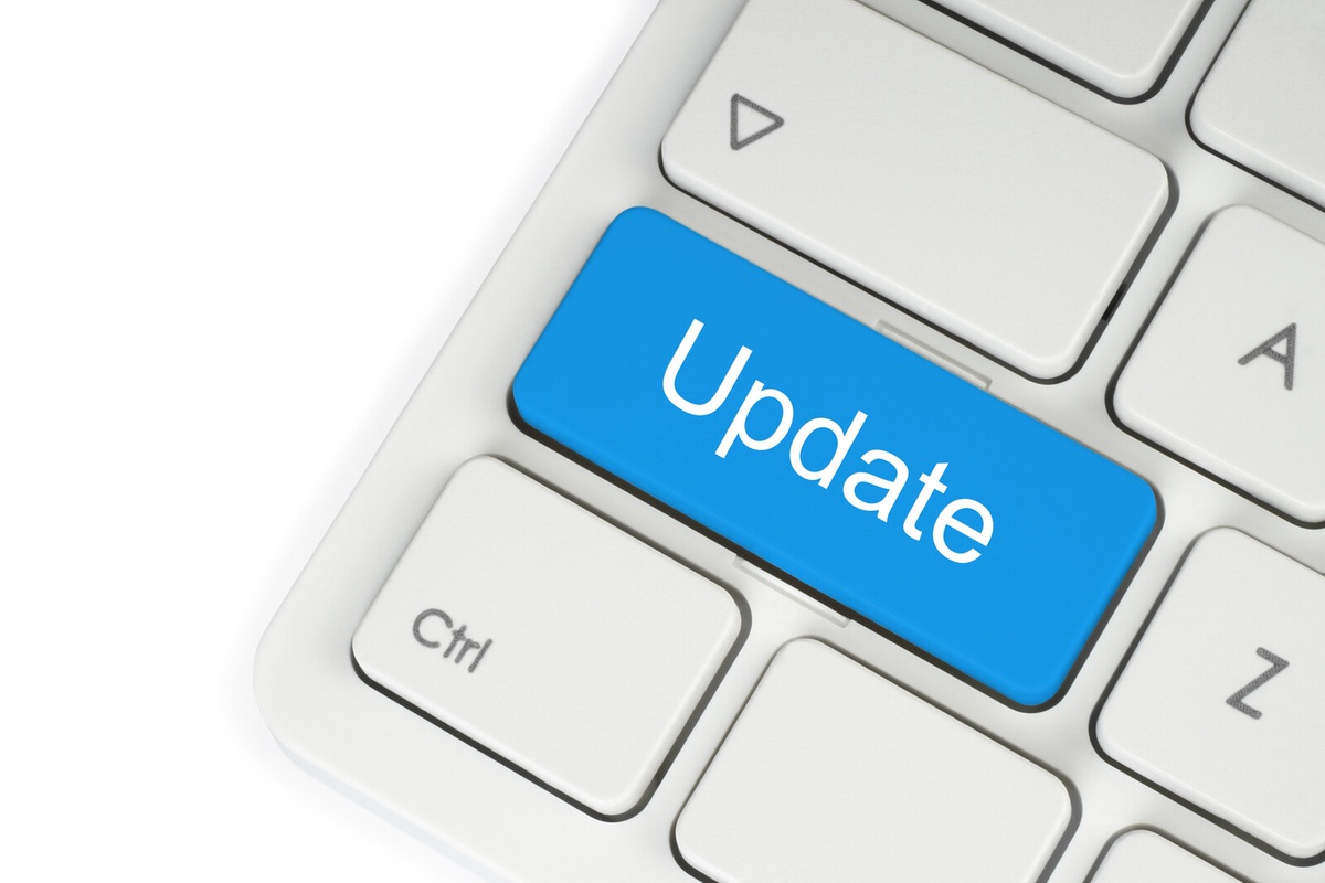 Blauwe update-toets op wit computertoetsenbord.