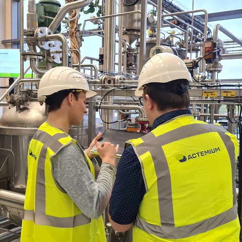 Experts beoordelen machineveiligheid en risico's binnen een industriële procesinstallatie door Actemium in Nederland.