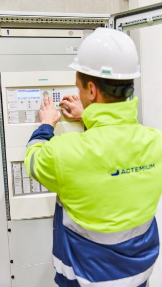 Technisch specialist werkzaam aan een brandmeldcentrale. Actemium Building Technologies zorgt voor de installatie, inspectie en het onderhoud van brandmeldinstallaties voor maximale veiligheid.