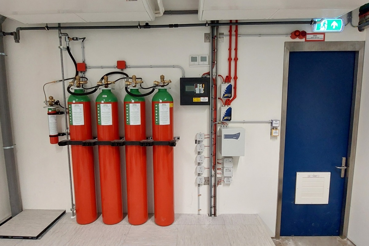 Blusgasinstallatie als onderdeel van een brandveiligheidsoplossing in een technische ruimte. Actemium Building Technologies ondersteunt organisaties met complete systemen voor branddetectie en brandbeheersing.