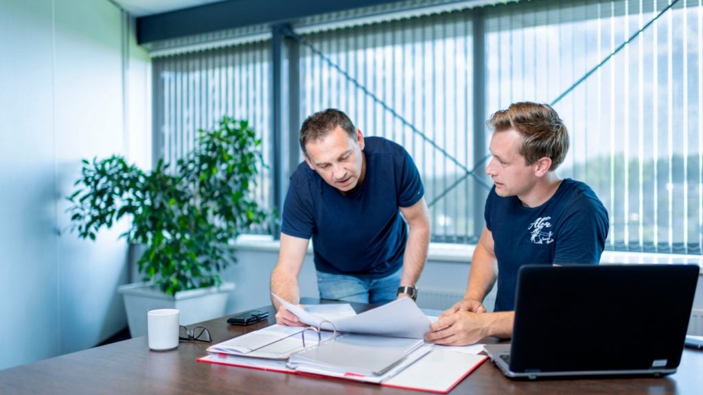 Brandmeldsysteem met detectieleidingen boven paneelkasten voor vroegtijdige branddetectie. Actemium Building Technologies ontwerpt en beheert oplossingen die continu bijdragen aan de veiligheid van gebouwen.
