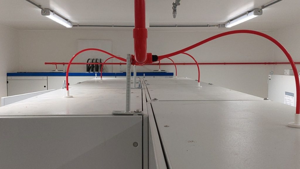 Overleg tussen specialisten over brandveiligheidsinstallaties en gebouwgebonden techniek. Actemium Building Technologies combineert technische expertise en advies voor betrouwbare brandmeld- en ontruimingsalarminstallaties.