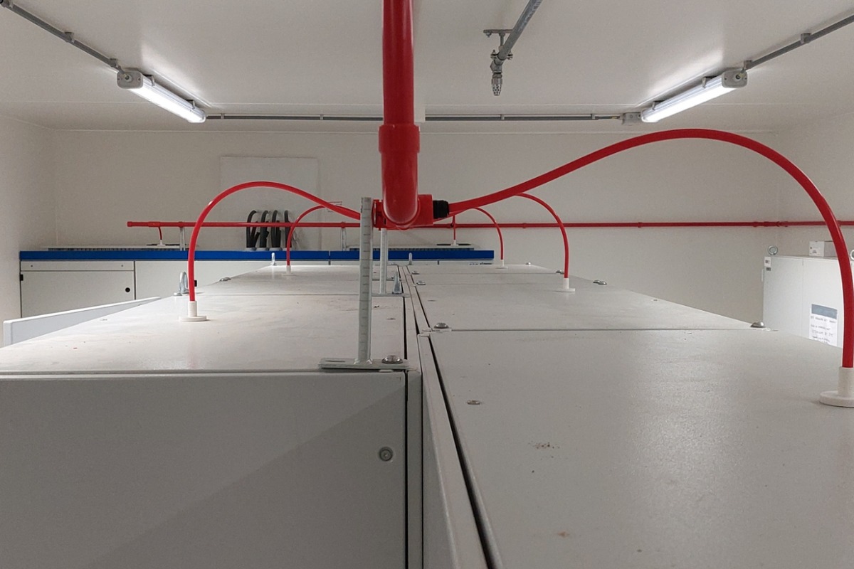 Overleg tussen specialisten over brandveiligheidsinstallaties en gebouwgebonden techniek. Actemium Building Technologies combineert technische expertise en advies voor betrouwbare brandmeld- en ontruimingsalarminstallaties.