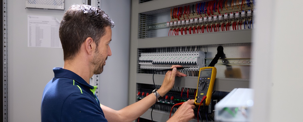 Medewerker Test Paneelkast Op Spanning Actemium In Nederland Locatie Schijndel