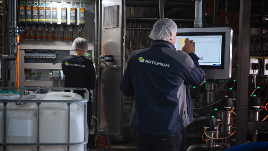 Actemium-specialisten beheren en optimaliseren een industriële automatiseringsinstallatie met PLC-besturing en software voor procesmonitoring in een productieomgeving.