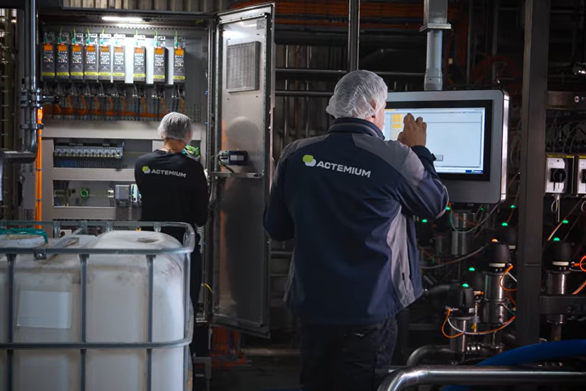 Actemium-specialisten beheren en optimaliseren een industriële automatiseringsinstallatie met PLC-besturing en software voor procesmonitoring in een productieomgeving.