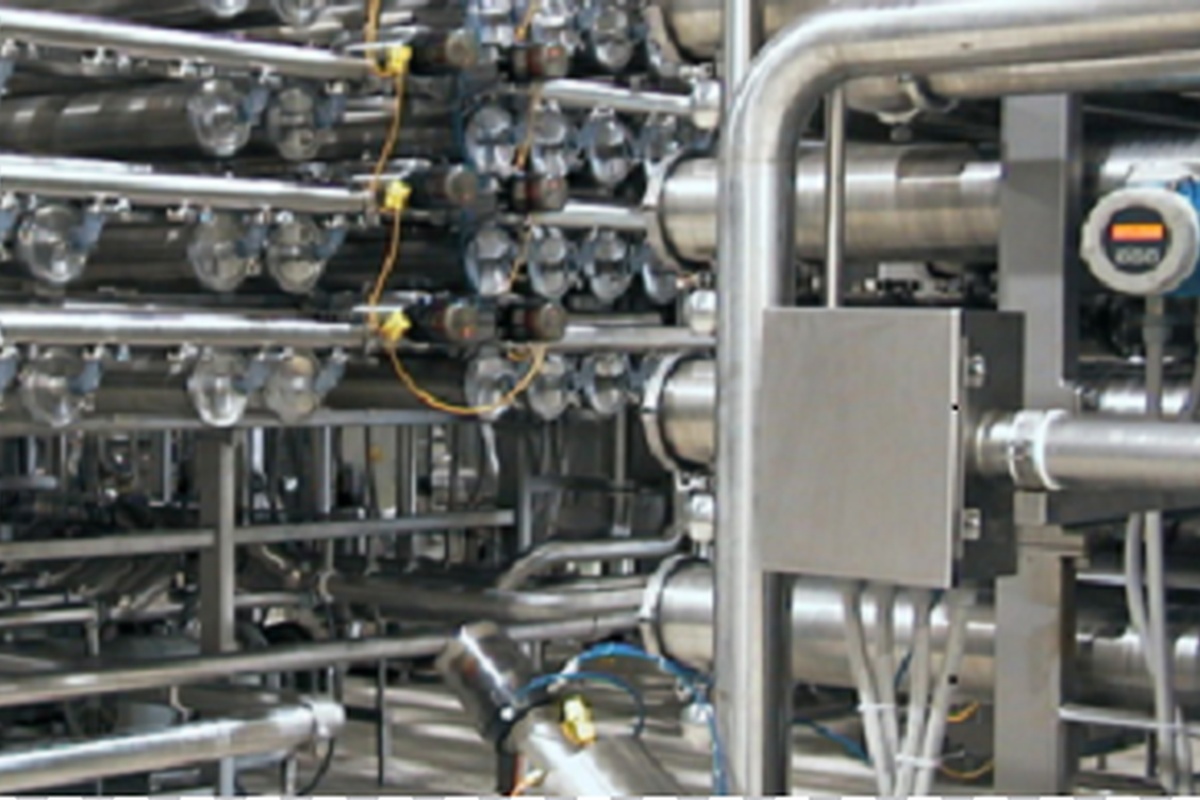 Productie-installatie van DVNutrition in Hoogeveen voor wei-eiwitproductie, met filters, leidingen en procesapparatuur.