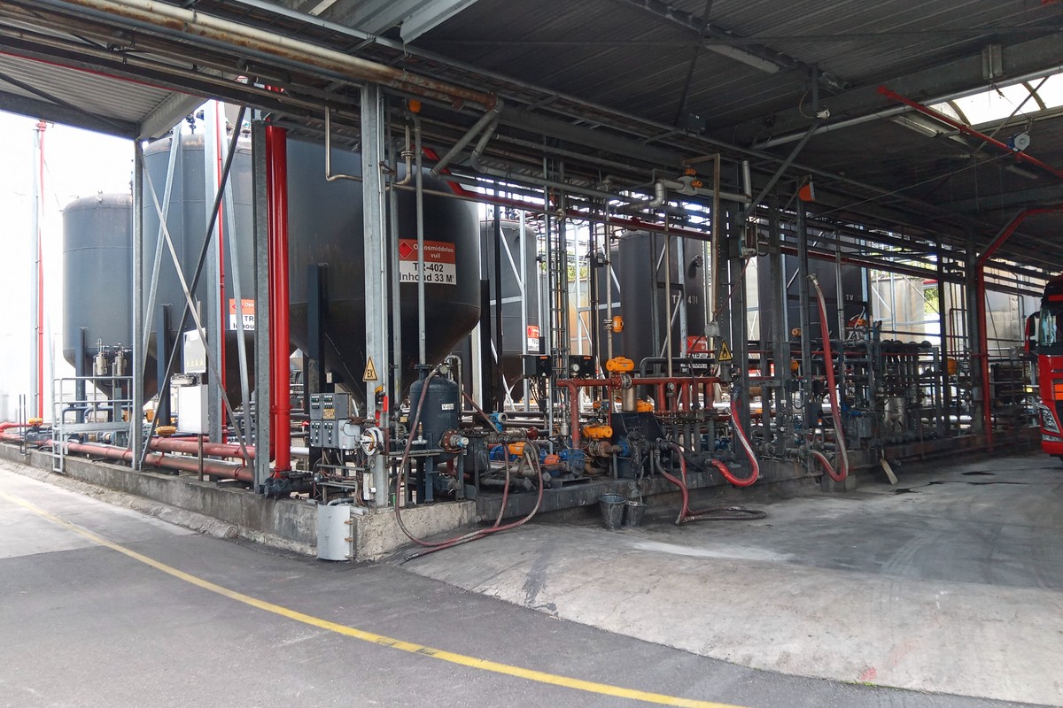 Opslagtanks en procesinstallaties bij Sarpi in Almelo, onderdeel van de uitbreiding van de opslagcapaciteit voor efficiëntere productiestromen.