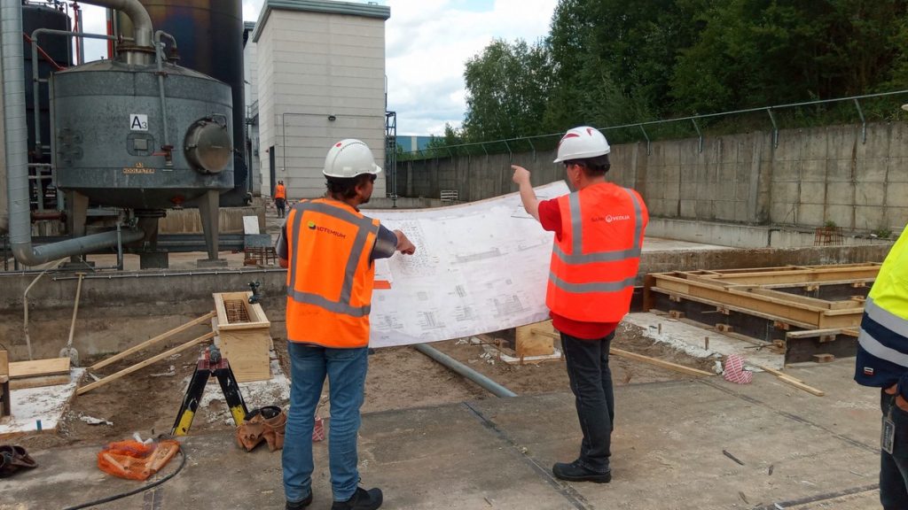 Medewerkers van Actemium en Sarpi bespreken technische tekeningen tijdens de uitbreiding van het tankenpark op de productielocatie in Almelo.