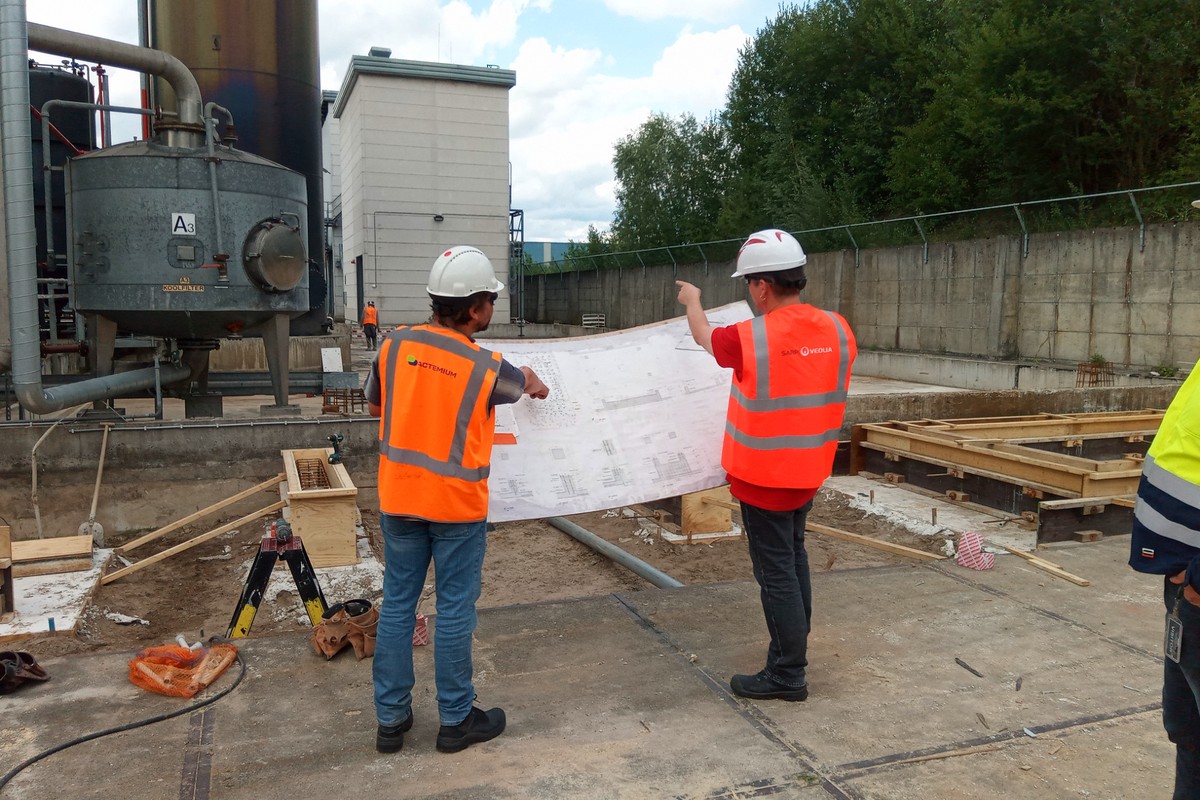 Medewerkers van Actemium en Sarpi bespreken technische tekeningen tijdens de uitbreiding van het tankenpark op de productielocatie in Almelo.