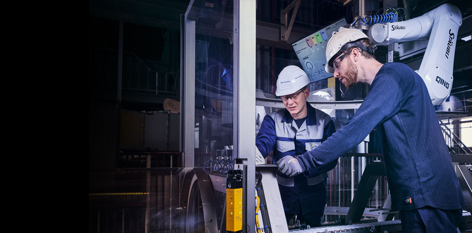 Actemium voert inspectie- en onderhoudswerkzaamheden uit aan industriële elektrotechnische installaties. Een servicemonteur raadpleegt technische documentatie bij een geopende schakelkast om een veilige en betrouwbare werking van de installatie te waarborgen. Deze onderhoudsaanpak helpt ongeplande stilstand te voorkomen en ondersteunt een efficiënte bedrijfsvoering.