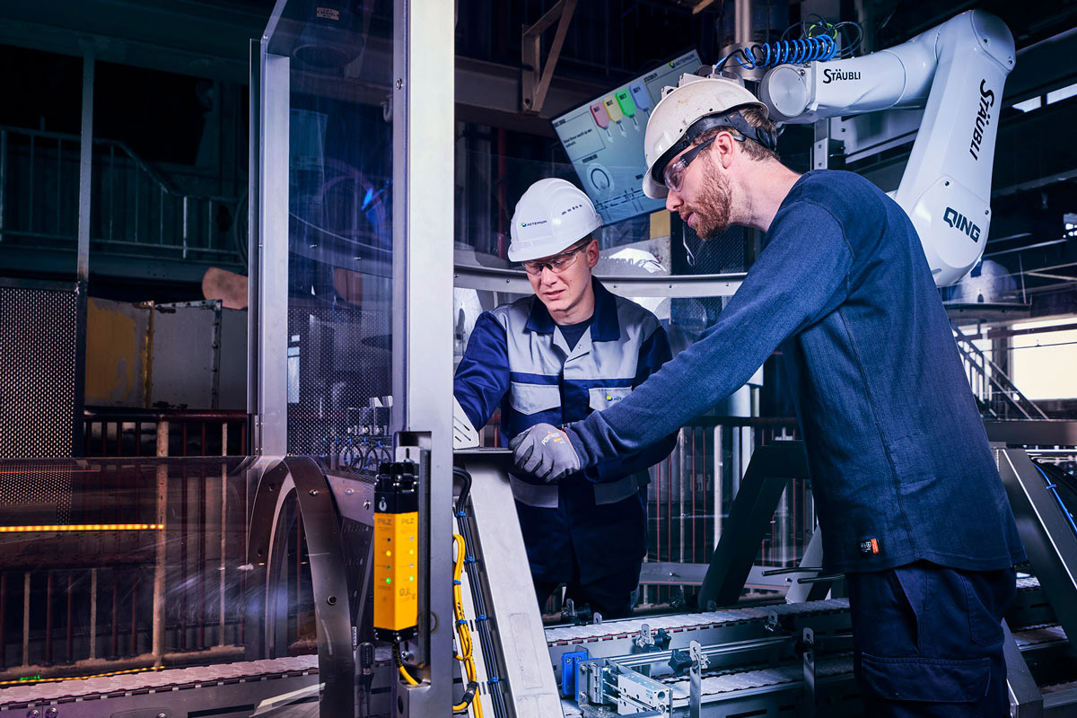 Actemium voert inspectie- en onderhoudswerkzaamheden uit aan industriële elektrotechnische installaties. Een servicemonteur raadpleegt technische documentatie bij een geopende schakelkast om een veilige en betrouwbare werking van de installatie te waarborgen. Deze onderhoudsaanpak helpt ongeplande stilstand te voorkomen en ondersteunt een efficiënte bedrijfsvoering.