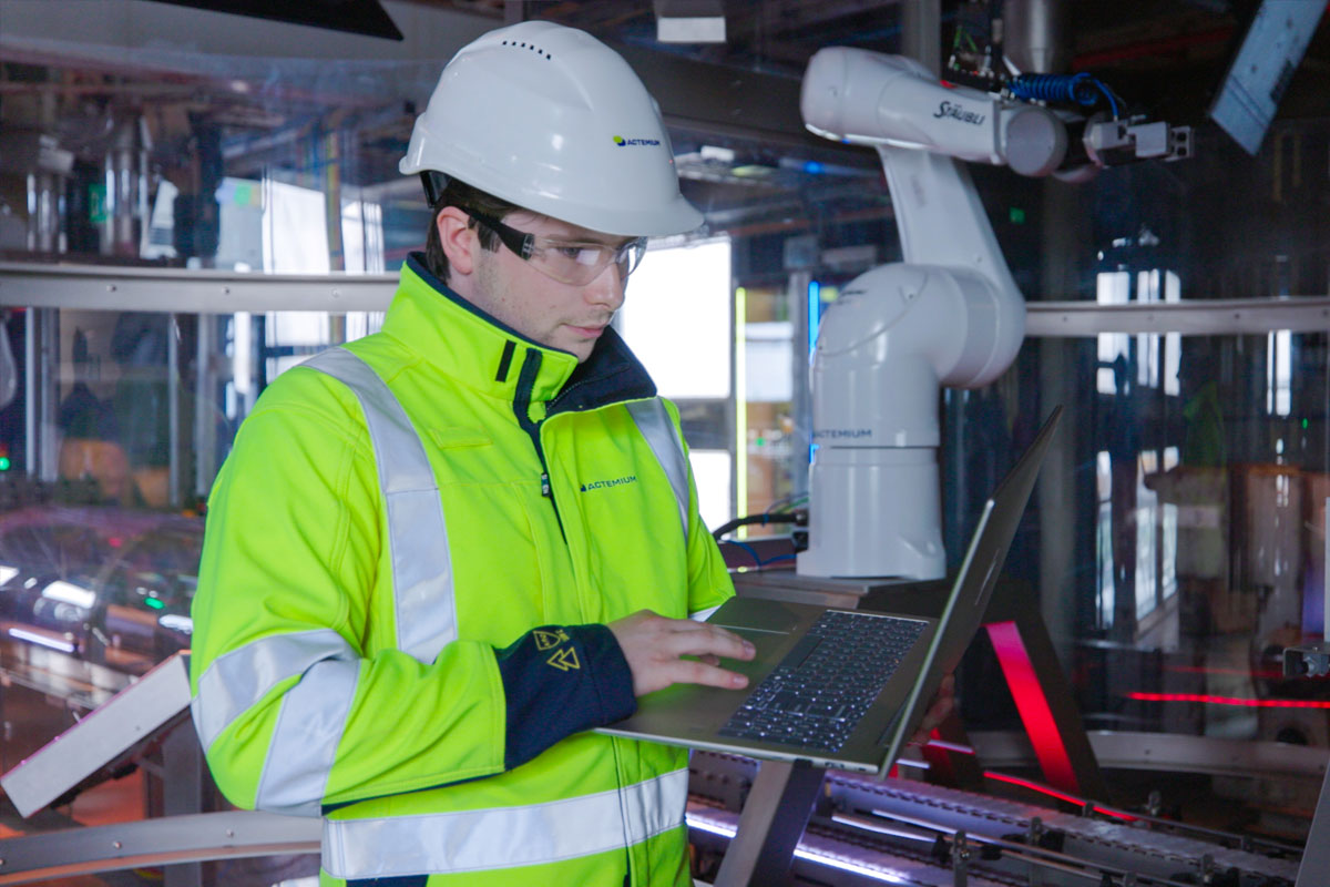 Actemium voert inspectie- en onderhoudswerkzaamheden uit aan industriële elektrotechnische installaties. Een servicemonteur raadpleegt technische documentatie bij een geopende schakelkast om een veilige en betrouwbare werking van de installatie te waarborgen. Deze onderhoudsaanpak helpt ongeplande stilstand te voorkomen en ondersteunt een efficiënte bedrijfsvoering.