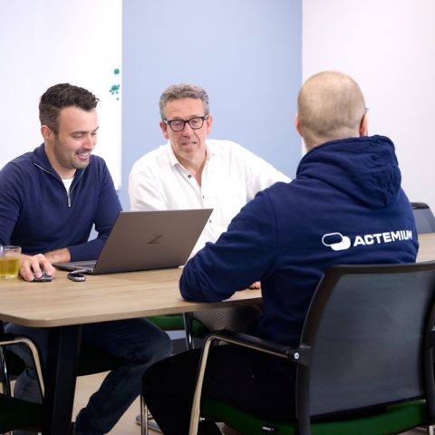 Medewerkers overleggen Ontwikkeling Elektronica Actemium In Nederland Locatie Uden