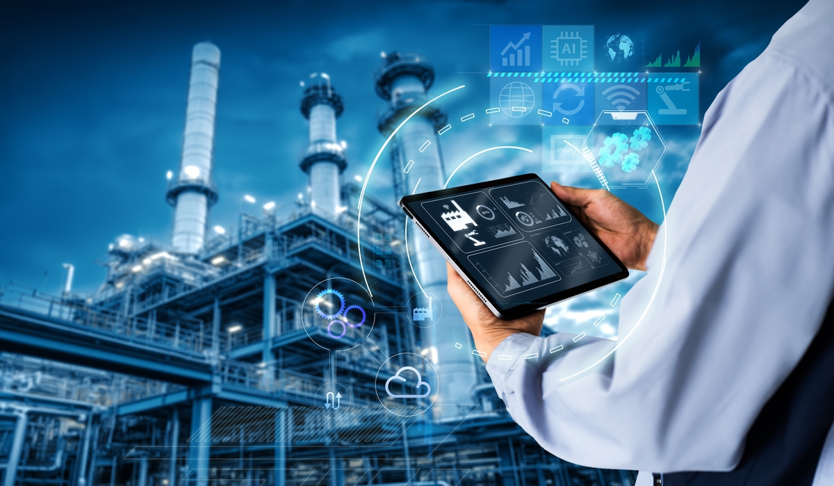 Digitale visualisatie van een industriële productieomgeving waarin IT-, OT- en cloudsystemen verbonden zijn voor realtime monitoring, veilige data-uitwisseling en bescherming tegen cyberdreigingen door Actemium in Nederland.