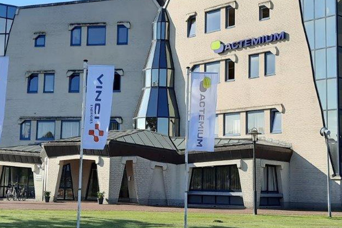 Actemium locatie in Veendam. Een opvallend pand huisvest een team van specialisten die werken aan fabrieksontwerp en oplossingen binnen de chemie, recycling en proceswater.