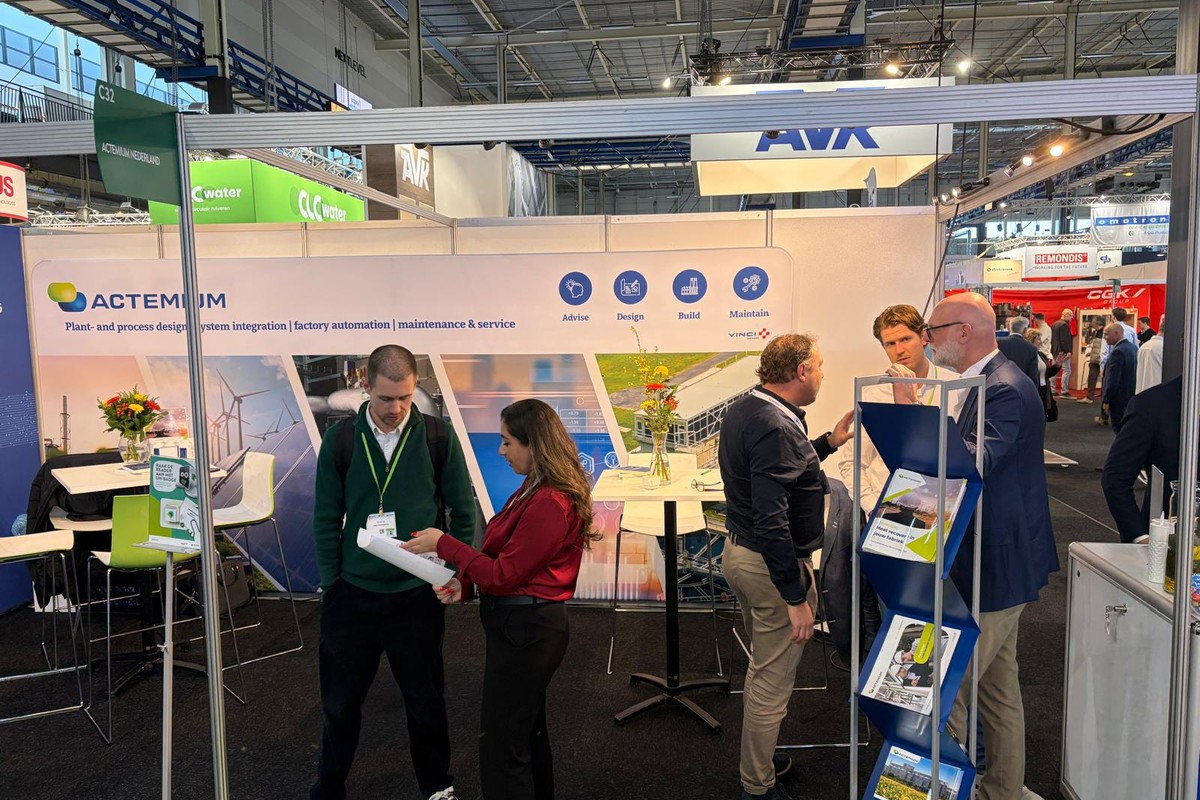 Bezoekers in gesprek bij de Actemium stand op Aqua Nederland